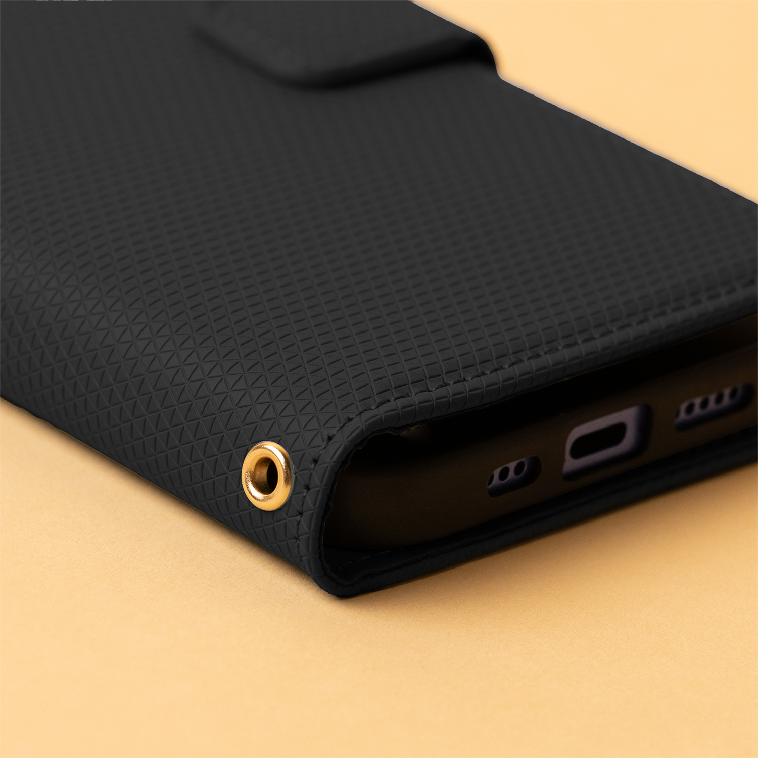 Pokrowiec etui zamykane Smart Triangle czarne APPLE iPhone 17 / 5